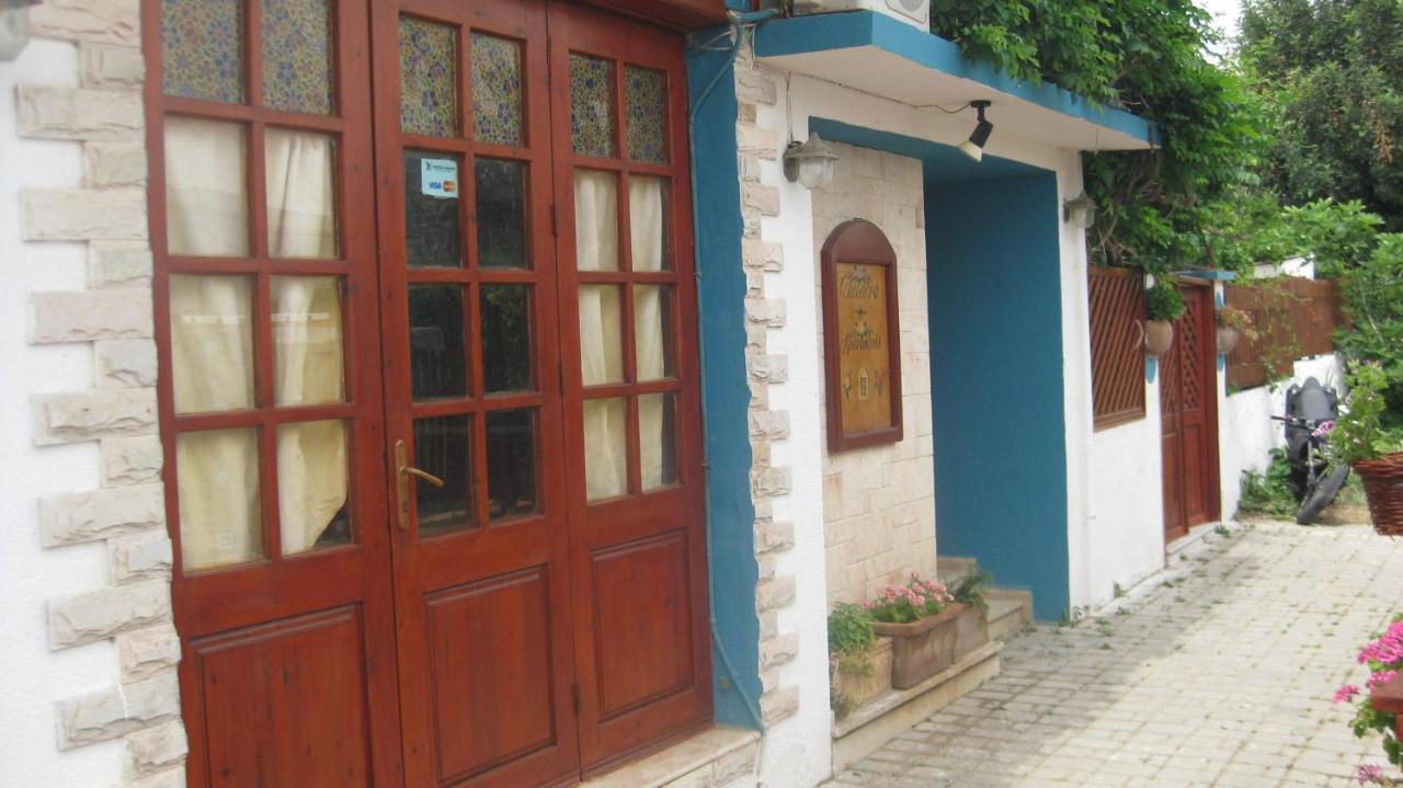 Theodora Aparthotel Makrýgialos Exteriör bild